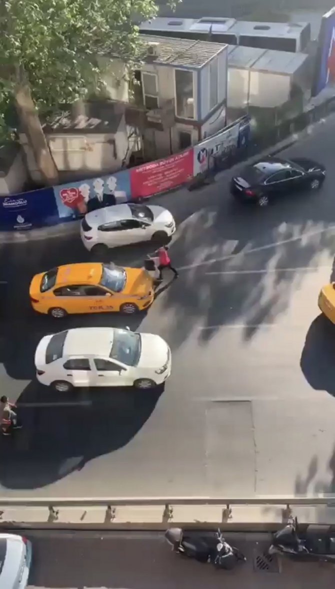 İ̇ki Taksicinin Tekmeli Yumruklu Müşteri Kavgası Kamerada