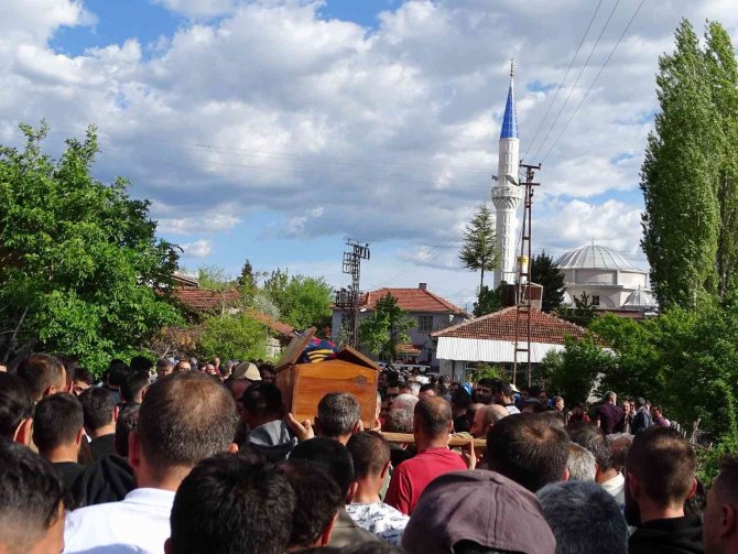 Bilecik’te Demir Çelik Fabrikasındaki Patlamada Ölen İşçi Kütahya’da Toprağa Verildi
