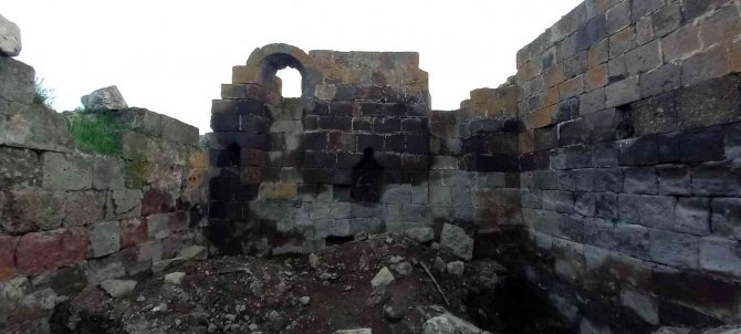 Tarihi Hazır Baba Türbesi Yok Olma Tehlikesiyle Karşı Karşıya