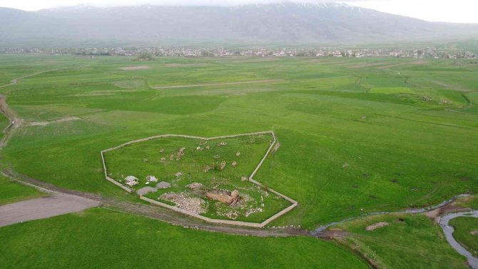 Tarihi Hazır Baba Türbesi Yok Olma Tehlikesiyle Karşı Karşıya