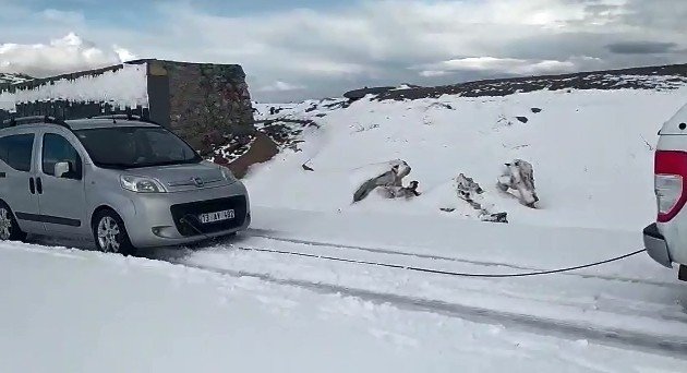 Nemrut Dağı’nda Karda Mahsur Kalan 10 Vatandaşı Afad Ve Jandarma Kurtardı