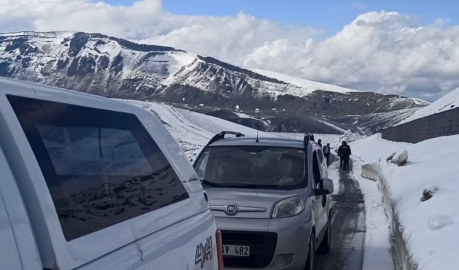 Nemrut Dağı’nda Karda Mahsur Kalan 10 Vatandaşı Afad Ve Jandarma Kurtardı