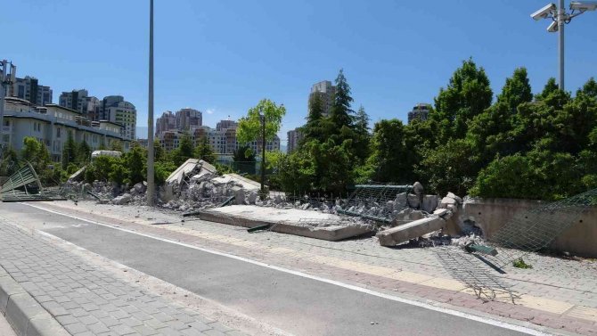 Bursa’da İş Makinelerine Direnerek Yıkımı Engellediler