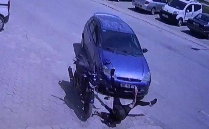 Otomobil İle Çarpışan Motosikletin Sürücüsü Böyle Havalandı