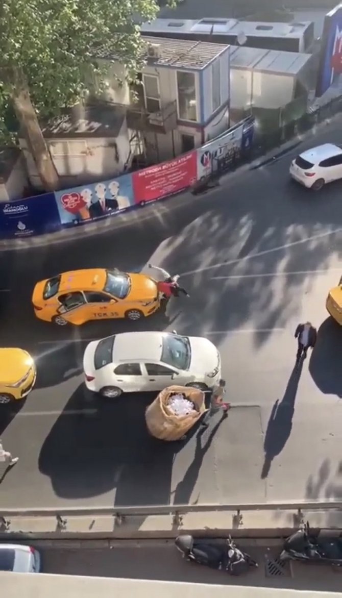 İ̇ki Taksicinin Tekmeli Yumruklu Müşteri Kavgası Kamerada