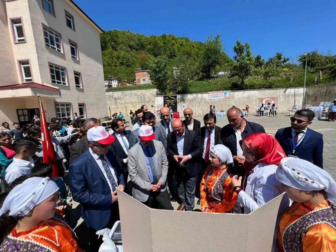 Öğrenciler Tubi̇tak 4006 İle Geleceğe Yürüyorlar