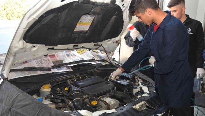 Susuz Motor Temizliği Yapan Liseliler Mesleki Tecrübe Kazanıyor