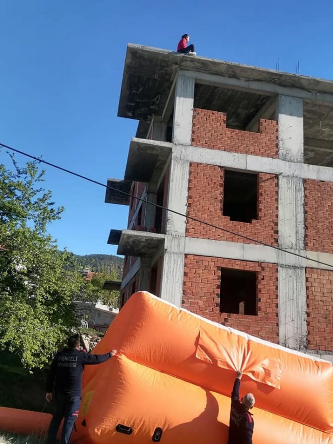 İ̇nşaat Halindeki Binanın Çatısına Çıkan Kadın Yürekleri Ağza Getirdi