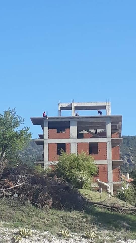 İ̇nşaat Halindeki Binanın Çatısına Çıkan Kadın Yürekleri Ağza Getirdi