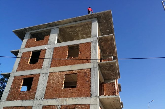 İ̇nşaat Halindeki Binanın Çatısına Çıkan Kadın Yürekleri Ağza Getirdi