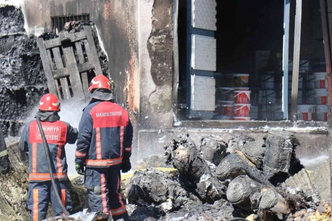 İ̇nşaat Malzemelerinin Olduğu Depo Alev Alev Yandı