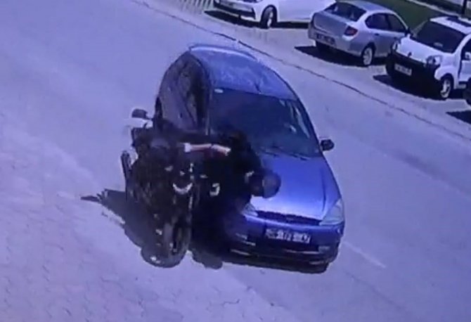 Otomobil İle Çarpışan Motosikletin Sürücüsü Böyle Havalandı