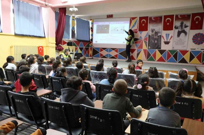 Jandarma, Öğrencilere Trafik Güvenliği Eğitimi Verdi