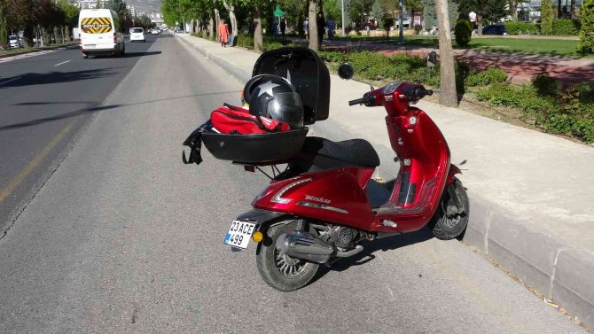 Elazığ’da Kadın Sürücü Motosiklet İle Yayaya Çarptı: 2 Yaralı