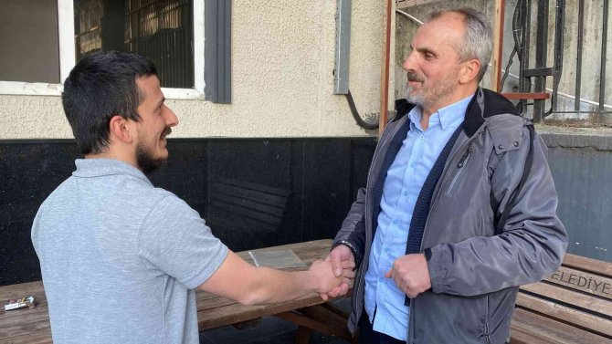 İ̇stanbul’da İnsanlık Örneği Kamerada: Kağıthane Polisi 10 Bin Doları Sahibine Teslim Etti