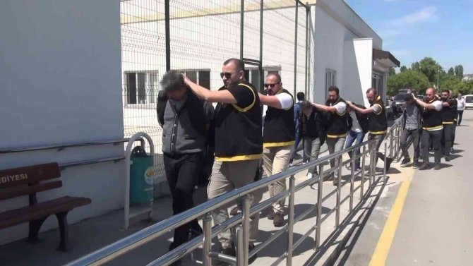 Kumarhaneden Kovuldu, Ayaklarından Vurulurken Böyle Zıpladı