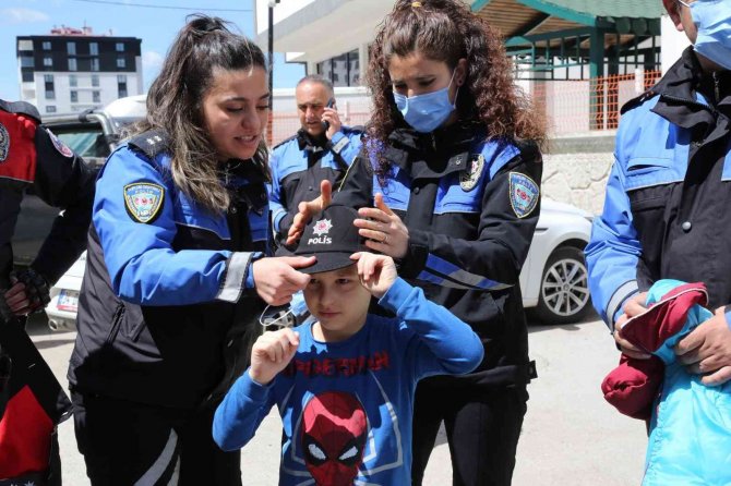 Lösemi Hastası Küçük Çocuğa Polislerden Duygulandıran Sürpriz