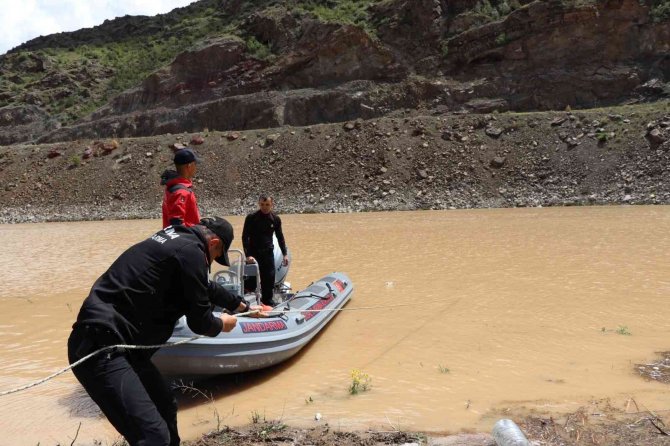 Dalgıçlar Kaza Sonrası Kaybolan Şahsı Aramaya Devam Ediyor