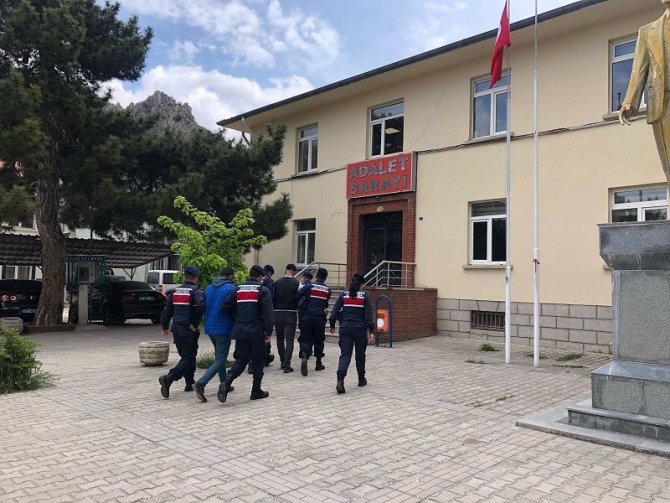 Bakır Kablo Ve İnşaat Malzemesi Hırsızlarını Jandarma Kısa Zamanda Yakaladı