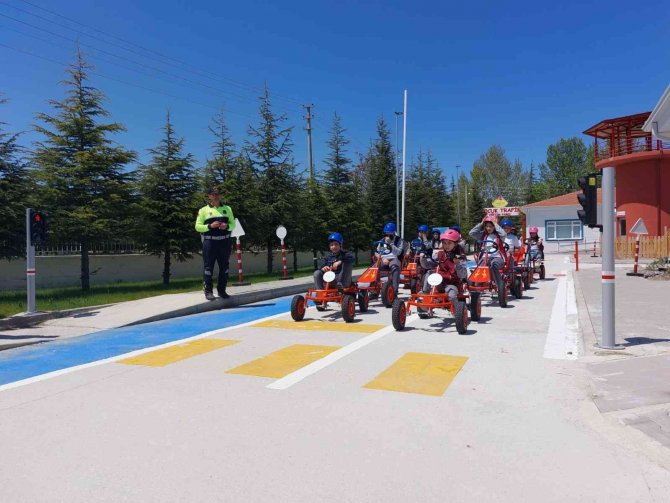 Jandarmadan Çocuklara Uygulamalı Trafik Eğitimi