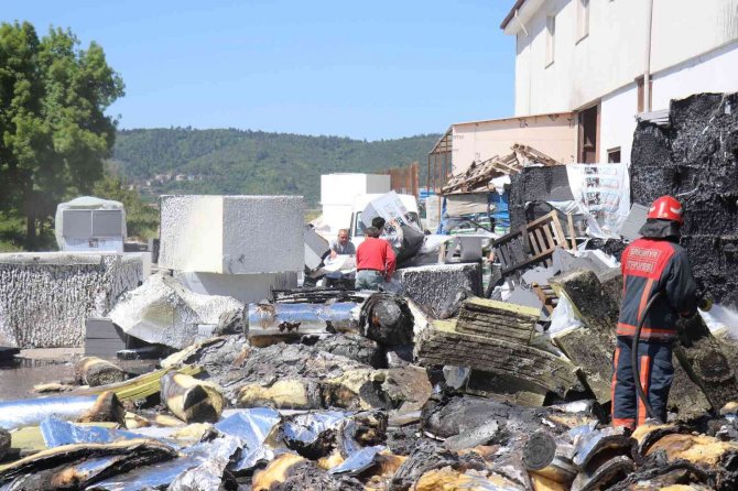 İ̇nşaat Malzemelerinin Olduğu Depo Alev Alev Yandı