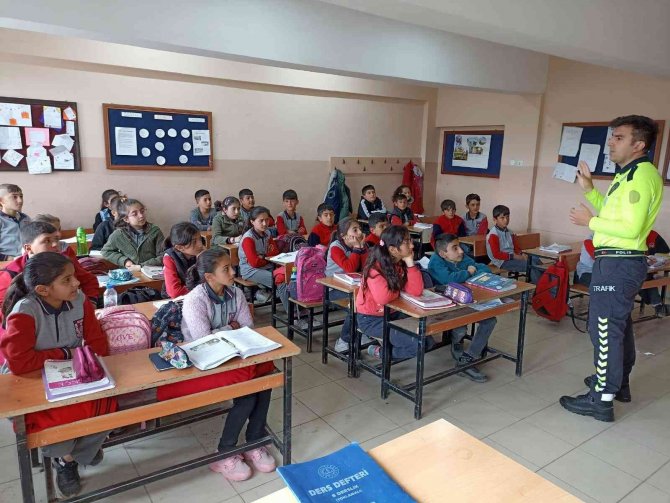 Kars’ta Öğrencilere Trafik Kuralları Anlatıldı