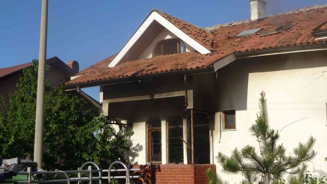 Kastamonu’da Çıkan Yangında 2 Katlı Ev Kullanılamaz Hale Geldi