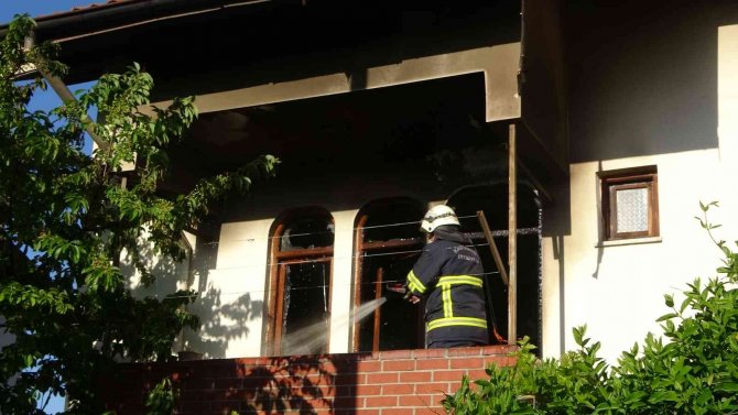 Kastamonu’da Çıkan Yangında 2 Katlı Ev Kullanılamaz Hale Geldi