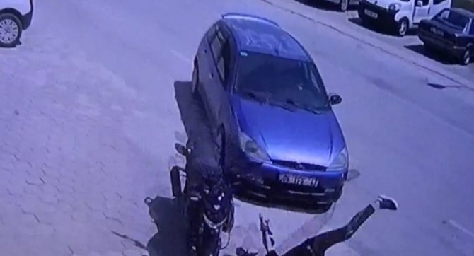 Otomobil İle Çarpışan Motosikletin Sürücüsü Böyle Havalandı