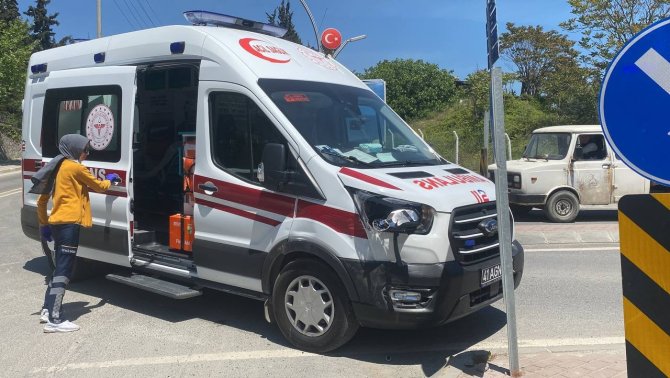 Vakaya Giden Ambulans Otomobille Çarpıştı: 1 Yaralı