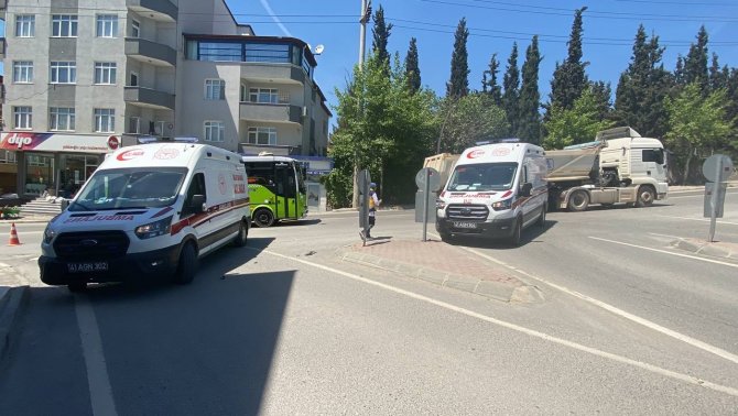 Vakaya Giden Ambulans Otomobille Çarpıştı: 1 Yaralı