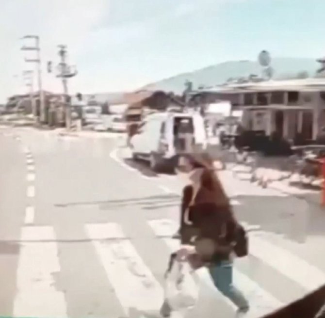 Yolun Karşısına Geçmeye Çalışırken Araç Çarptı, Yerden Kalkıp Yoluna Devam Etti