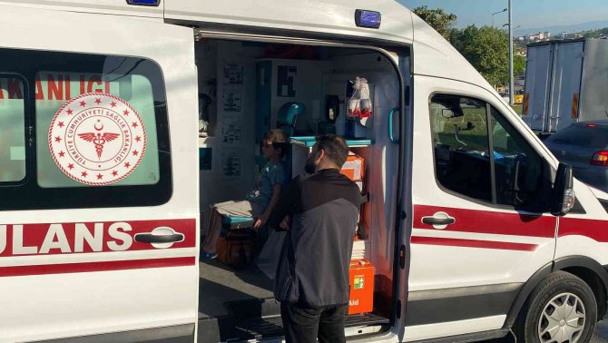 Yola Atlayan 2 Çocuğa Otomobil Çarptı