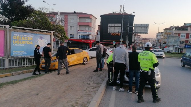 Kavşakta 2 Otomobil Kafa Kafaya Çarpıştı