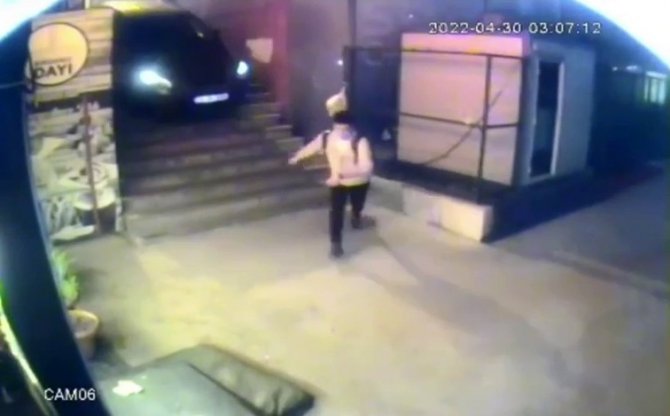 Küçükçekmece’de İnanılmaz Görüntü: Otomobille Merdivenden İndi