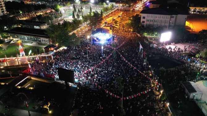 Manisalı Gençler Oğuzhan Koç Konseri İle Coştu