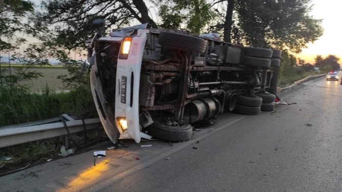 Yolcu Otobüsü Tıra Arkadan Çarptı: 2 Yaralı