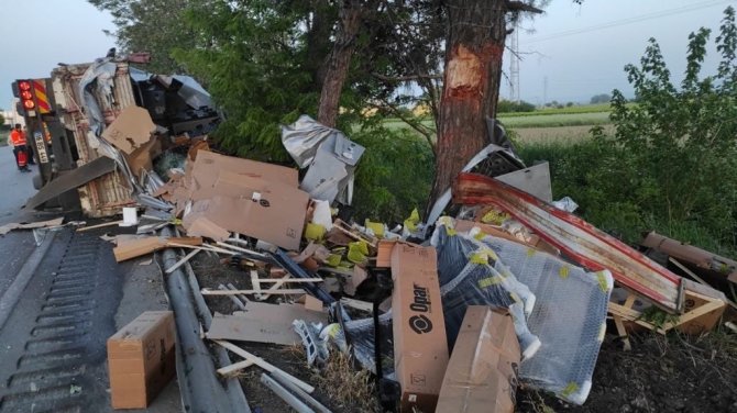 Yolcu Otobüsü Tıra Arkadan Çarptı: 2 Yaralı