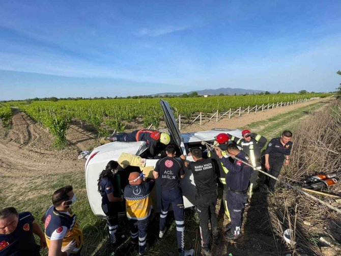 Manisa’da Otomobil Şarampole Devrildi: 4 Yaralı