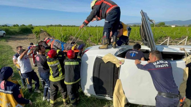 Manisa’da Otomobil Şarampole Devrildi: 4 Yaralı