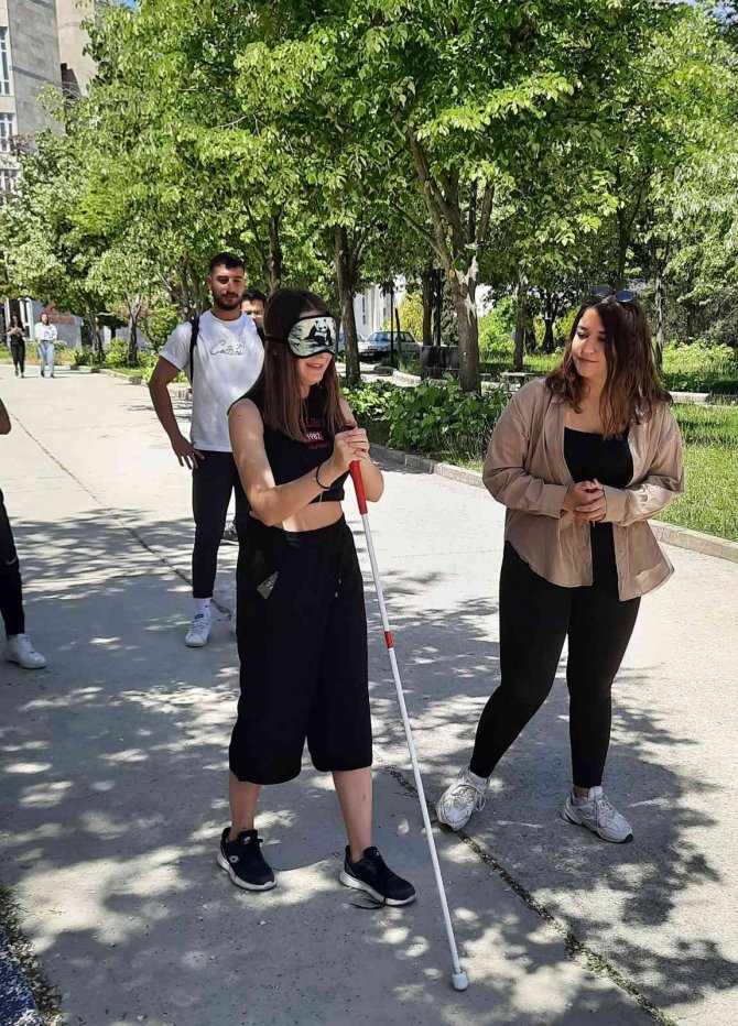 Simülasyon Etkinliğinde Engelli Arkadaşlarıyla Empati Kurdular