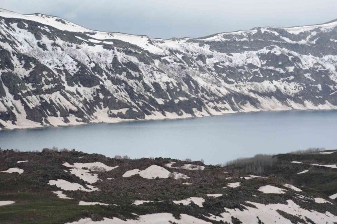 Nemrut Krater Gölü’nde İki Mevsim Bir Arada