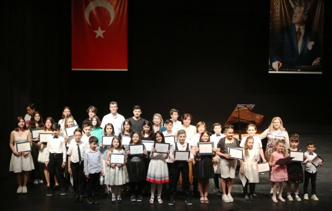 Küçük Piyanistlere Tam Not