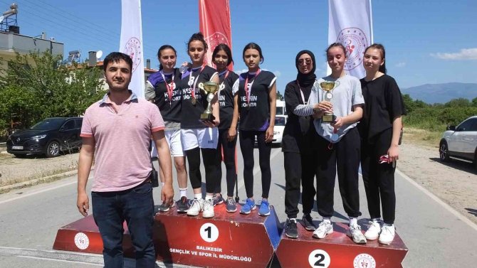 Burhaniye’de Liseli Atletler Ödüllendirildi