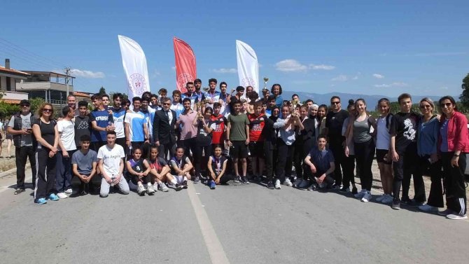 Burhaniye’de Liseli Atletler Ödüllendirildi