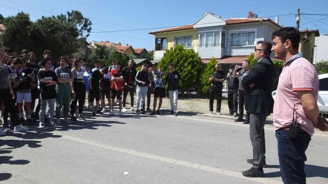 Burhaniye’de Liseli Atletler Ödüllendirildi