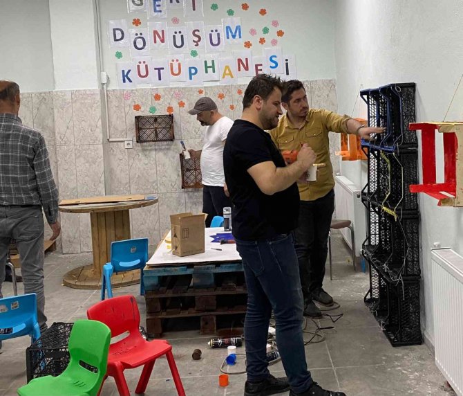 Atık Malzemeler Değerlendirilerek Kütüphaneye Dönüştürüldü