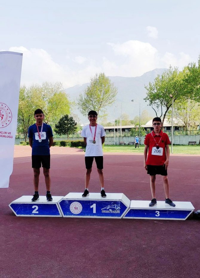 Osmangazili Atletler Zirveden İnmiyor