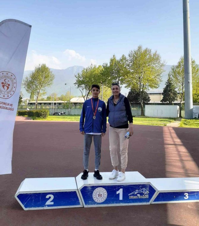 Osmangazili Atletler Zirveden İnmiyor