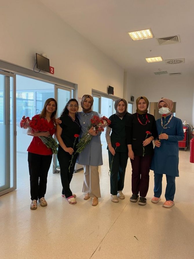 Hemşirelere Karanfil Dağıtıldı